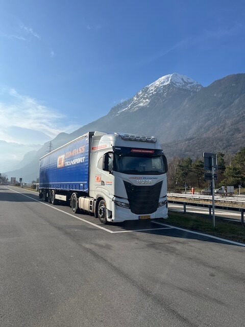 Vrachtwagen van Compass Transport onderweg in de bergen
