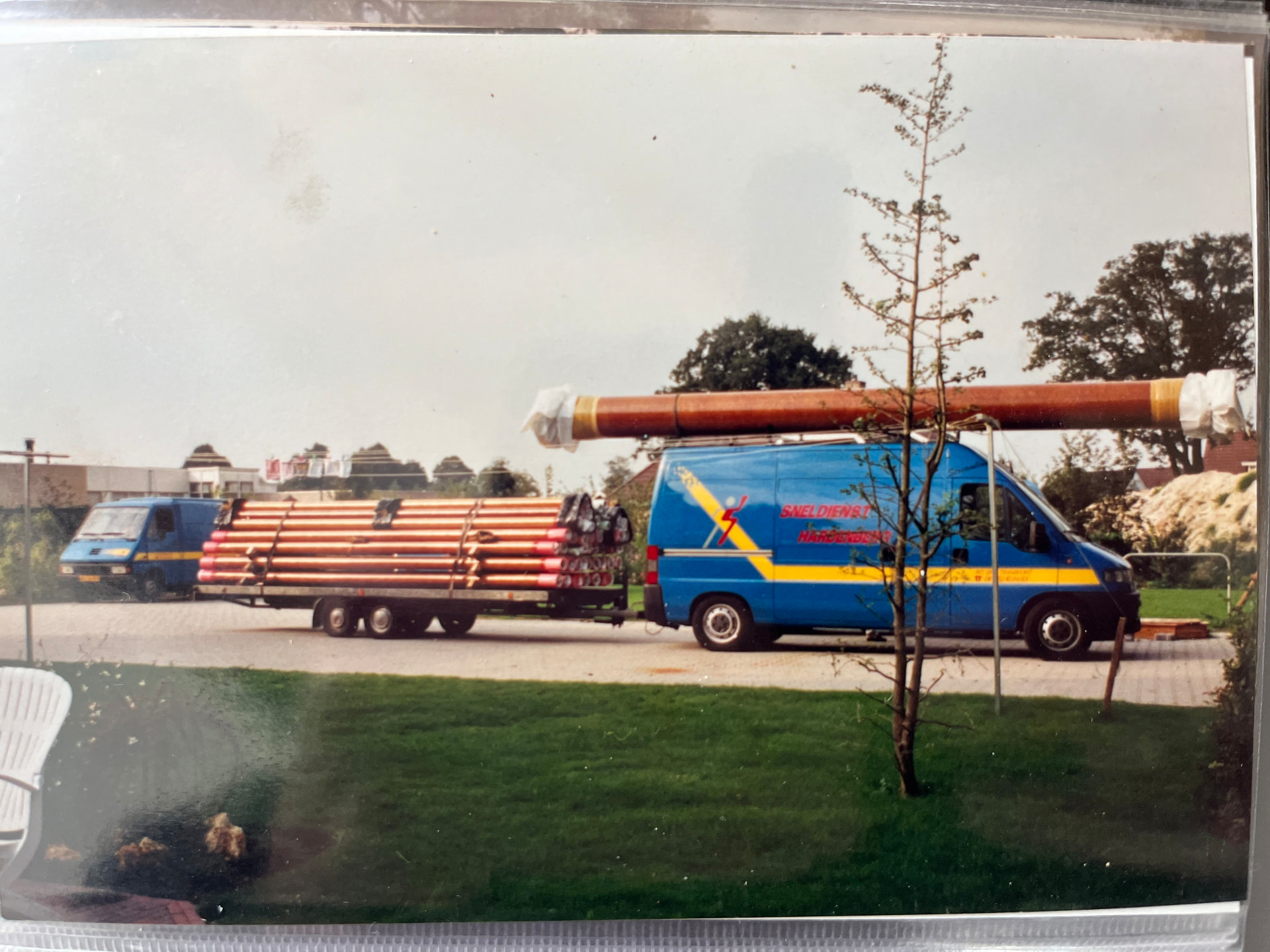 Bestelbus van Sneldienst Hardenberg met lengtegoed op aanhanger