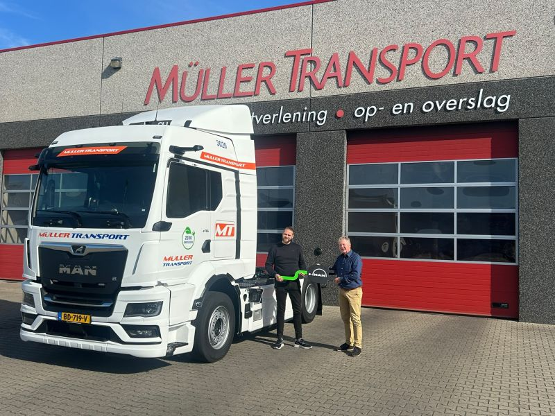 Overdracht van de sleutel bij de nieuwe elektrische MAN eTGS-truck van Muller Transport